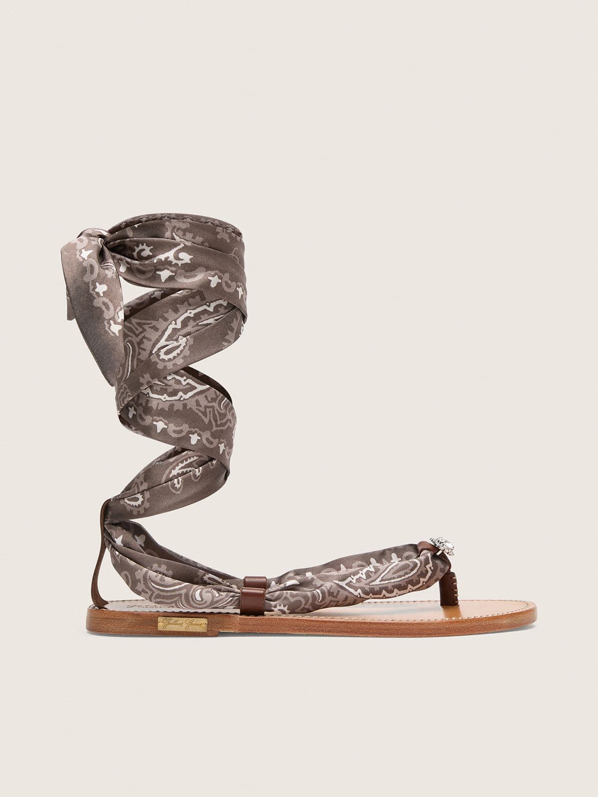 05c14ea2edc98cadc5c0e9d6db325d43e3a623560b40ed59516661331c428c9e Women's flat sandals with gray paisley pattern and jewel detail - Image 1