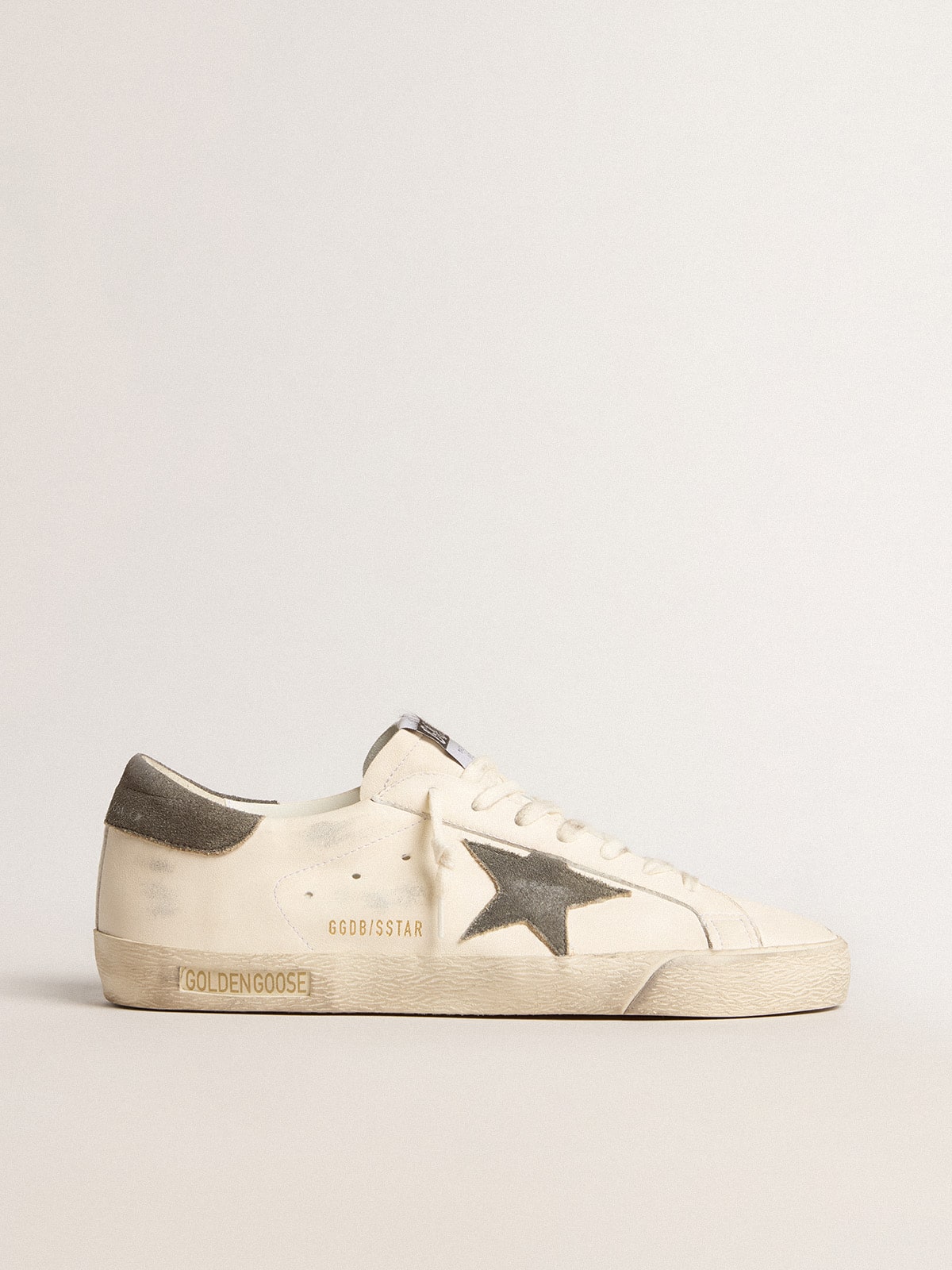 07e48fdb92bf37b491e4b1c2e9951139461964363e02a7264f83e6590422e6c0 Super-Star in nappa with gray suede star and heel tab - Image 1