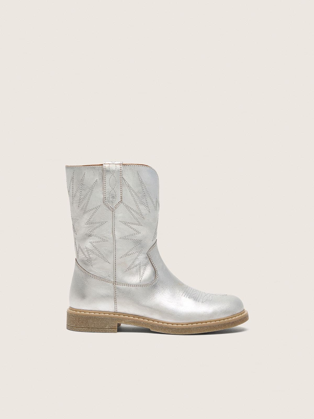 0b05d4e9a71d67d5f33dfaf9f3c38cc7c6f4c527e3ebb8e96637753b8d3066d6 Junior Wish boots in silver metallic leather with star embroidery - Image 1