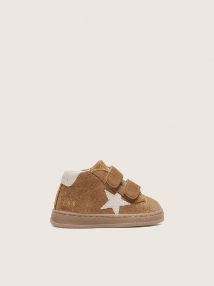 Junior June in tobacco-colored suede with cream leather star