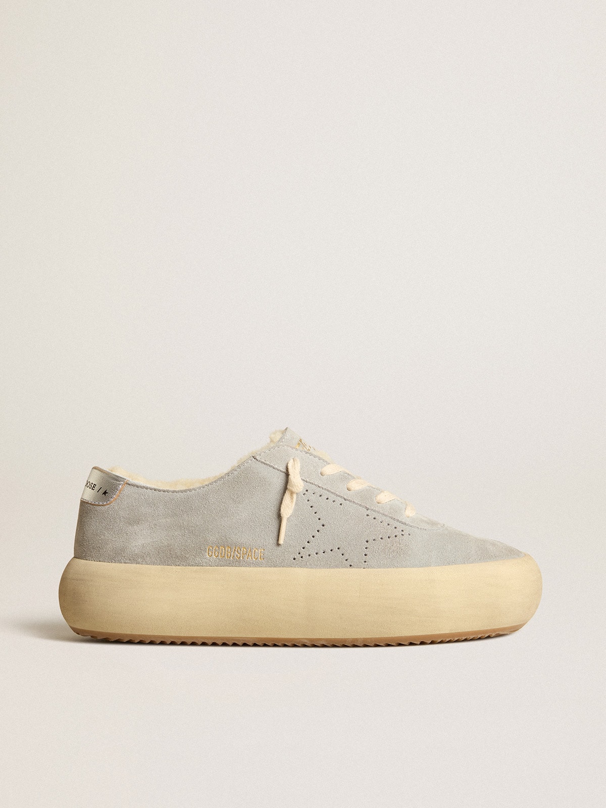 1190bfc0cf925aef3a72f80055cc1d12bb0744f7008e983f6c182d3e4ba45345 Men's Space-Star shoes in ice-gray suede with shearling lining - Image 1