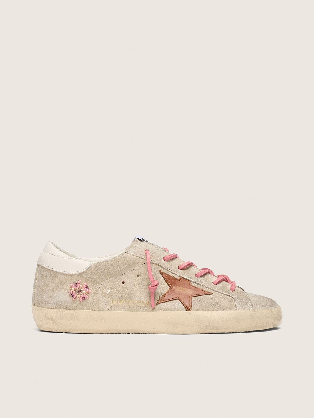 3bb47219ac45e32d2b7f0c2e535c3dec2b1d2de94355bcb7dcdd072f7b34fc19 Women's Super-Star LTD in pearl suede with brick-red star and embroidery - Image 1