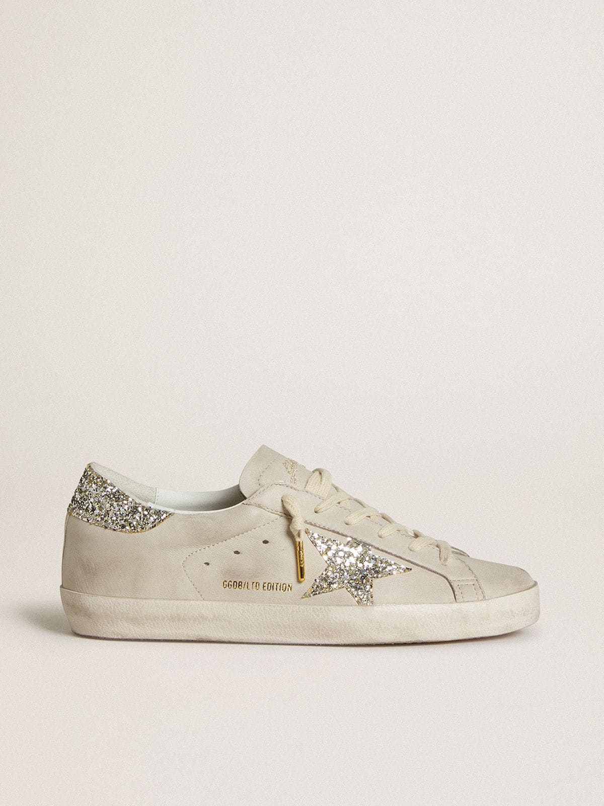 48dcc8ed4e659527f97136ea29e8acda18354a69754da2f23fcf63362d8a4843 Women's Super-Star in ivory nappa leather with platinum glitter star and heel tab - Image 1