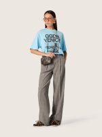 Women's cropped T-shirt in light blue cotton jersey with graphic print - Image 3