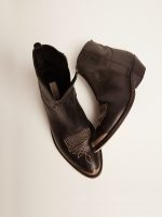 Young ankle boots in black leather with sand-colored embroidery - Image 2