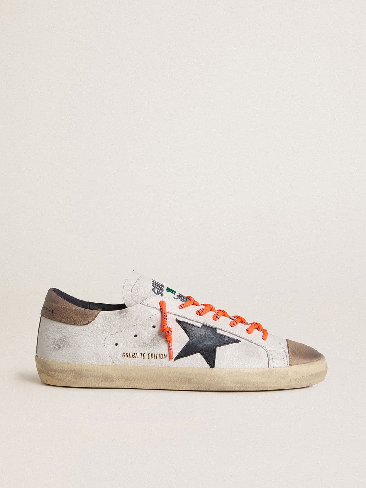 6fe7e644f1f37971fa200f94437eea0422fa439d651ecc7b902fc23d6dbc00ca Men's Super-Star LTD in leather with black leather star and beige leather heel tab - Image 1