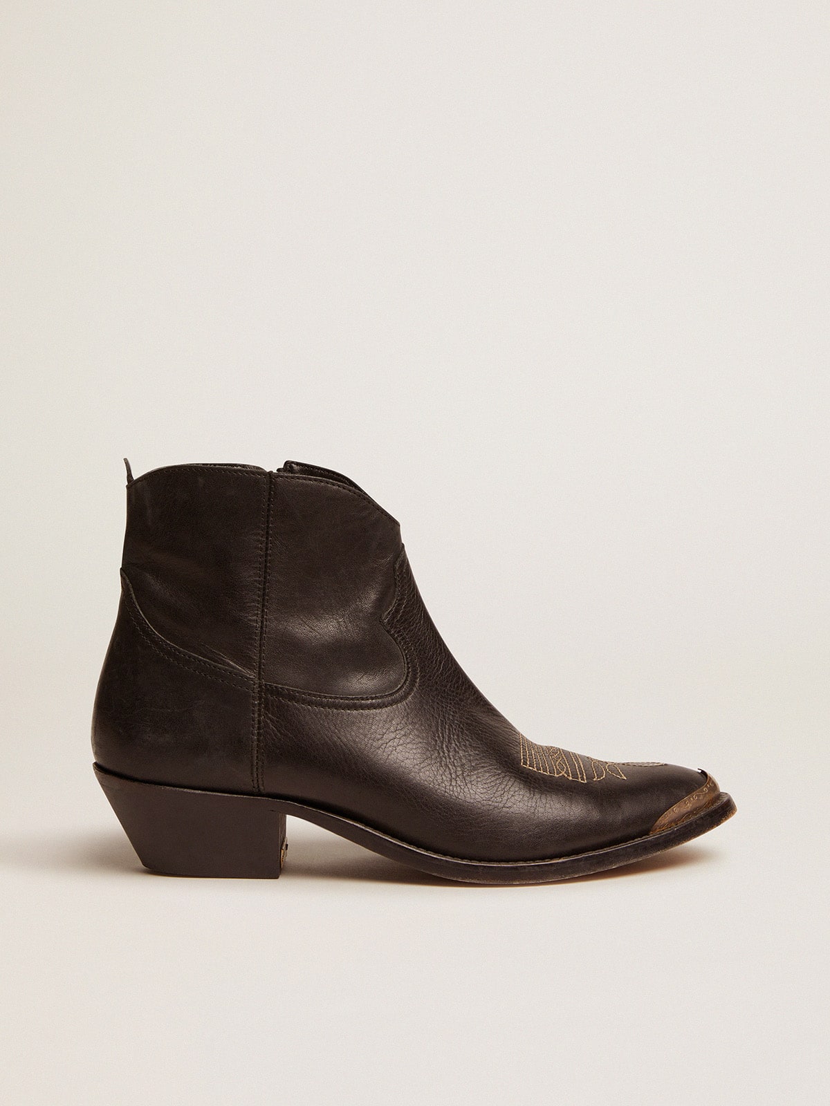 747e30109822a2a590082d797d61fe1168f6b8f5c5cefc32943a080d59660410 Young ankle boots in black leather with sand-colored embroidery - Image 1