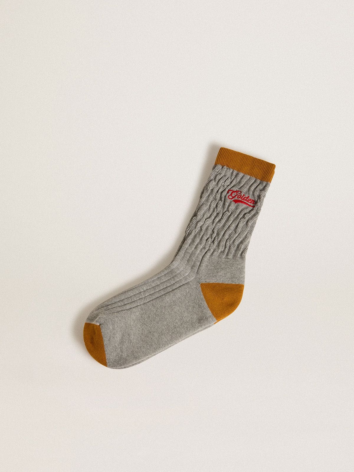 7b9d79814fc83b36f5c47f0765a02ebb4c4c2772c357ebc9d6e4ed1639c5833e Gray ribbed socks with orange details and red logo - Image 1