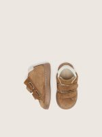 Junior June in tobacco-colored suede with cream leather star - Image 3