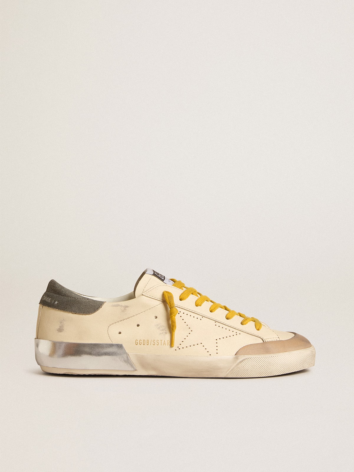 8a92100f394667c266f4e36ca7945535b4878b66d4b517a75d2798e8315e31dd Men's Super-Star in leather with perforated star and gray suede heel tab - Image 1