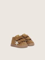 Junior June in tobacco-colored suede with cream leather star - Image 2