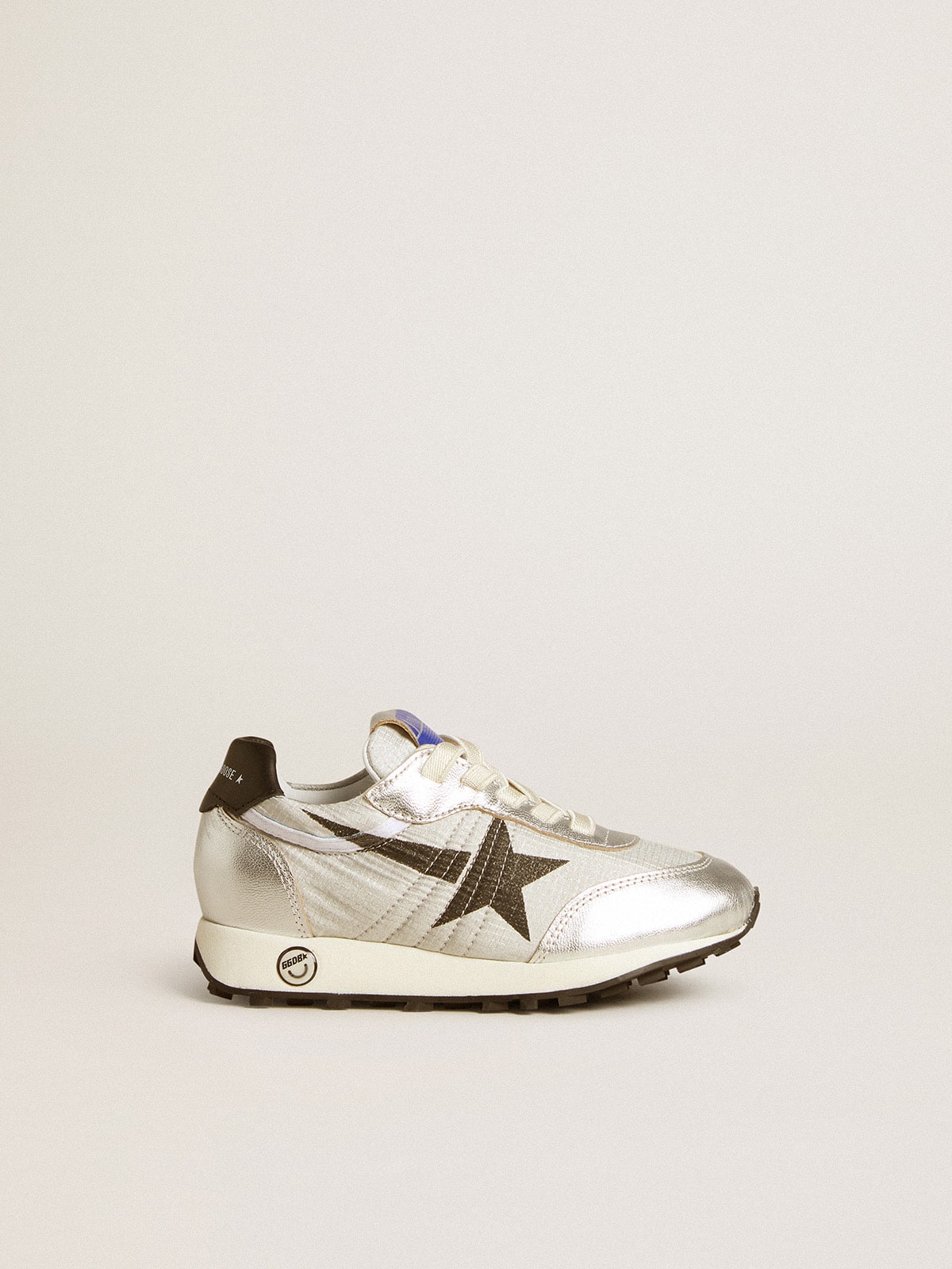 929c97556846db4382cc36b742053741707ad8e96125c5c7c222b74c70ff2420 Junior Marathon in silver nylon with black star and leather heel tab - Image 1