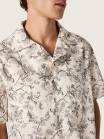 Men's short-sleeved cotton shirt with black and white floral print - Image 4