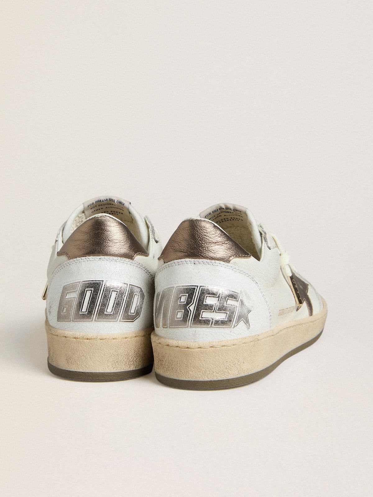 b106701907c95da0a6ff281f9bbb39cb6abae6e95441eb920fdd30c49efd3af0 Men's Ball Star in white nappa leather with bronze-colored laminated leather star and heel tab - Image 1