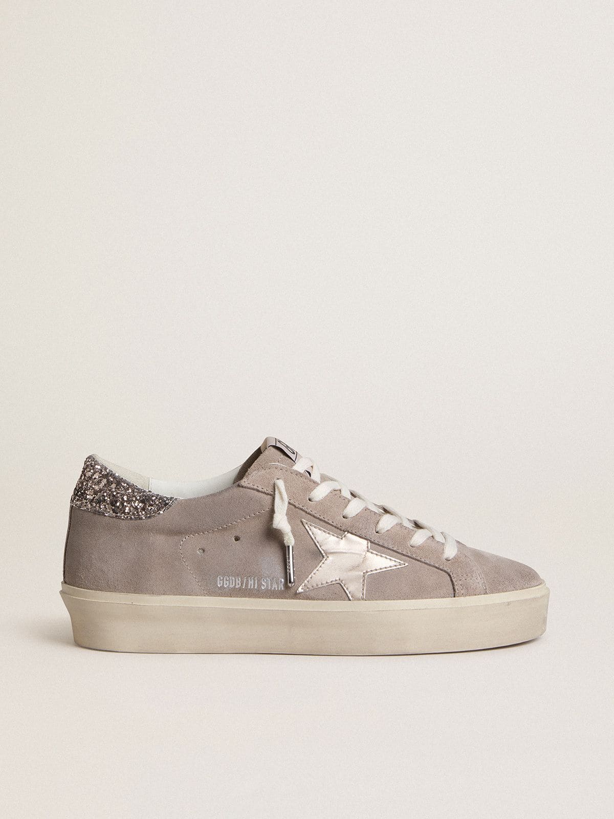b1b786b56e02d14b5d2f20615cdf3b4ec0f28ea22b7d267fa754e5b96c0a5a77 Women's Hi Star sneakers in beige suede with laminated leather star and glitter heel tab - Image 1