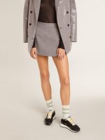 Women's gray mini shorts in houndstooth wool - Image 2