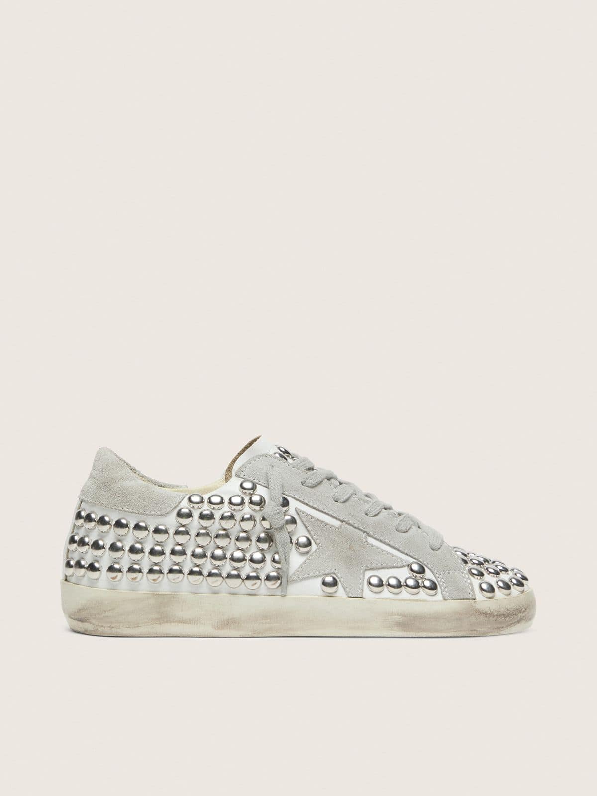 c33db250793393d20ff9dbd6a802834681e1865697f8be802b872c7dbd9605cb Women's Super-Star in white leather with light gray star and metal studs - Image 1