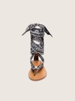 Women's flat sandals with dark blue paisley pattern and jewel detail - Image 5