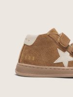 Junior June in tobacco-colored suede with cream leather star - Image 4