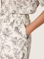 Women's shorts in black and white cotton poplin with floral print - Image 4