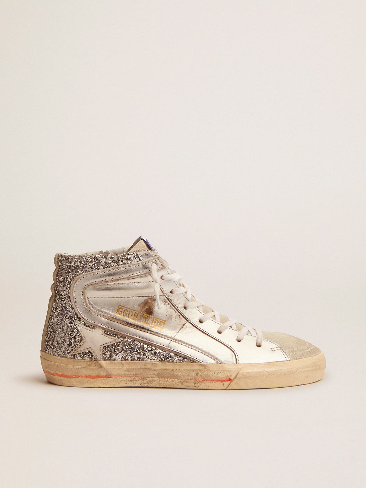 f82319e9d85d583171eeda0db322cc86dfc4ed44270e6517dfd0849a9637a59d Women's Slide with laminated leather upper and silver glitter - Image 1