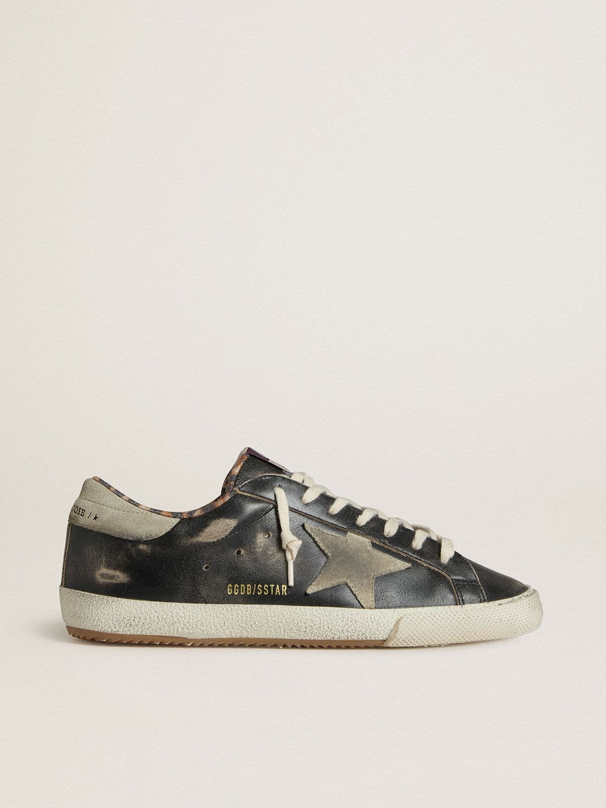 f8b6bf1b89700c41a982badef14d046fc8f8b2b015c484ced17c26a7b6902537 Men's Super-Star in black leather with gray suede star and heel tab - Image 1